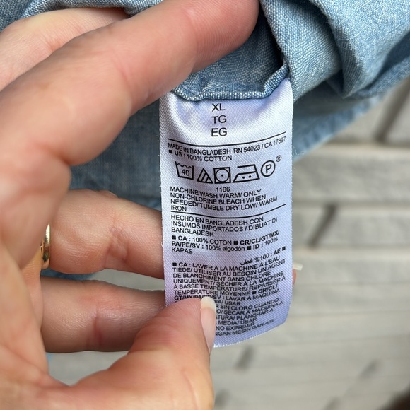 Old Navy Everyday Shirt Regular Fit Light Blue Denim with Floral Print Sz XL - Picture 6 of 7